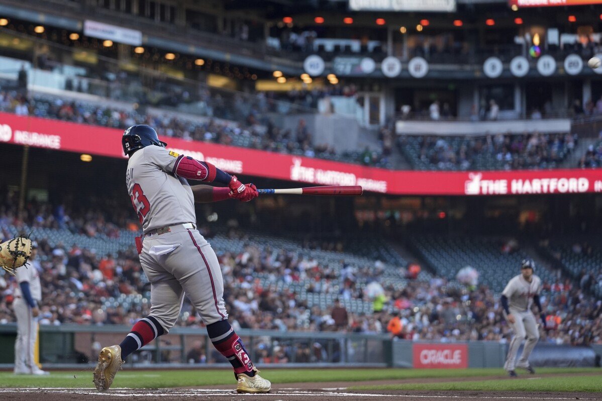 Michael Harris conecta un jonrón con bases llenas en su primer turno al bate tras lesionarse, Bravos derrotan a los Gigantes 13-2